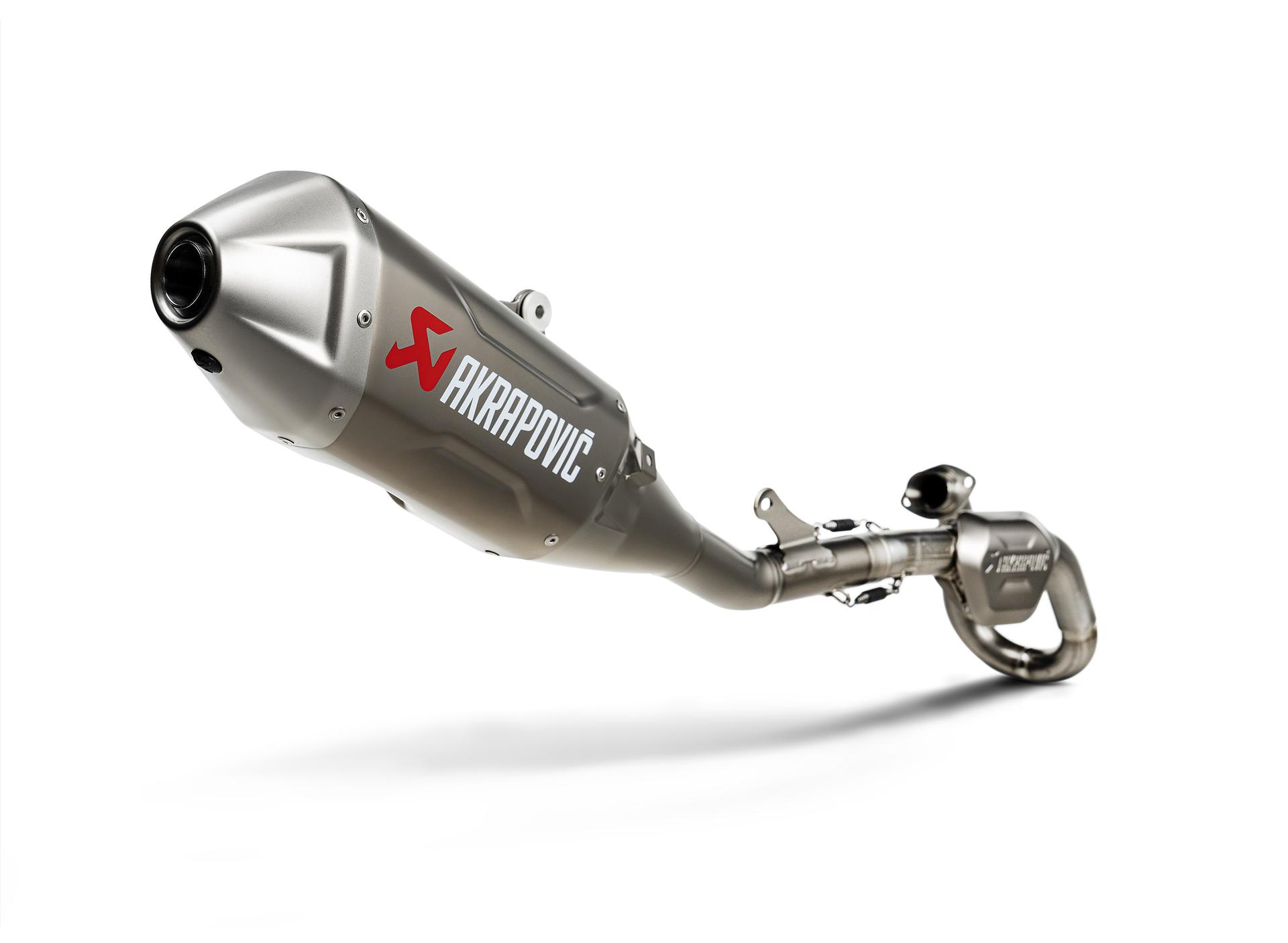 Akrapovič Evolution Line, letvægt, komplet udstødnings system, titanium rør og titanium muffler.<br><br>
Designet til maksimal motorydelse og reduceret vægt. <ul>

<li>1.3 kg vægt reducering</li>
<li>+1.9 kW (2.6 hp) ved 7,500 rpm og +2.5 Nm ved 7,600 rpm</li></ul>

Overholder gældende FIM-støjgrænser og har et holdbart svejset beslag.