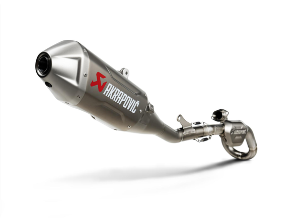 Akrapovič Evolution Line, letvægt, komplet udstødnings system, titanium rør og titanium muffler.<br><br>
Designet til maksimal motorydelse og reduceret vægt. <ul>

<li>1.3 kg vægt reducering</li>
<li>+1.9 kW (2.6 hp) ved 7,500 rpm og +2.5 Nm ved 7,600 rpm</li></ul>

Overholder gældende FIM-støjgrænser og har et holdbart svejset beslag.